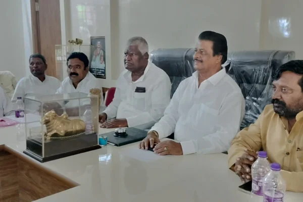 ಬಹಿರಂಗ ಚರ್ಚೆಗೆ ಬರಲು ಆಡಳಿತ ಮಂಡಳಿ ಸವಾಲು